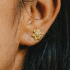 Gli orecchini a forma di fiore di girasole sono realizzati in argento sterling 925 e zirconi 5A, placcati in oro, ipoallergenici, privi di nichel, piombo e cadmio e adatti a pelli sensibili.